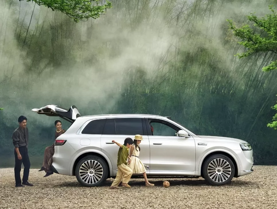 AITO M8 – The Intelligent Family Flagship SUV